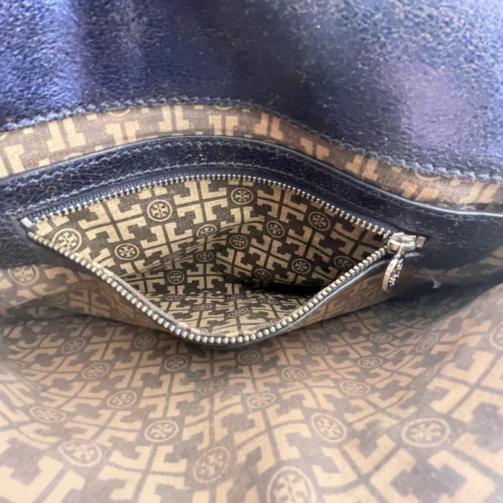 Tory Burch Leather Clutch Bag In brown.​​​​​​​​​​​​​​​​​​​​​​​​​​​​​ - Picture 6 of 10